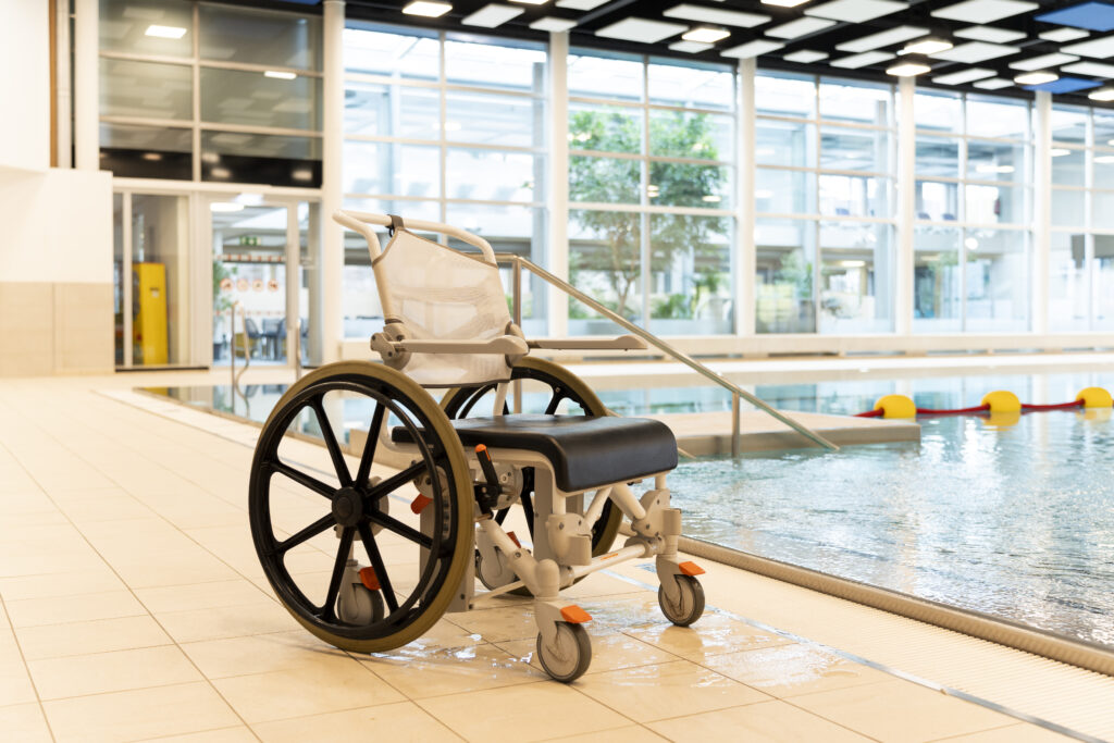 Der IKB-Rollstuhl fährt bis ins Becken, um einfach aus- und einzusteigen.