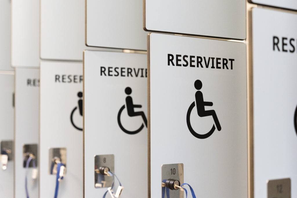 In der Garderobe sind eigene, gut zugängliche Kästchen für Menschen mit Behinderung reserviert.
