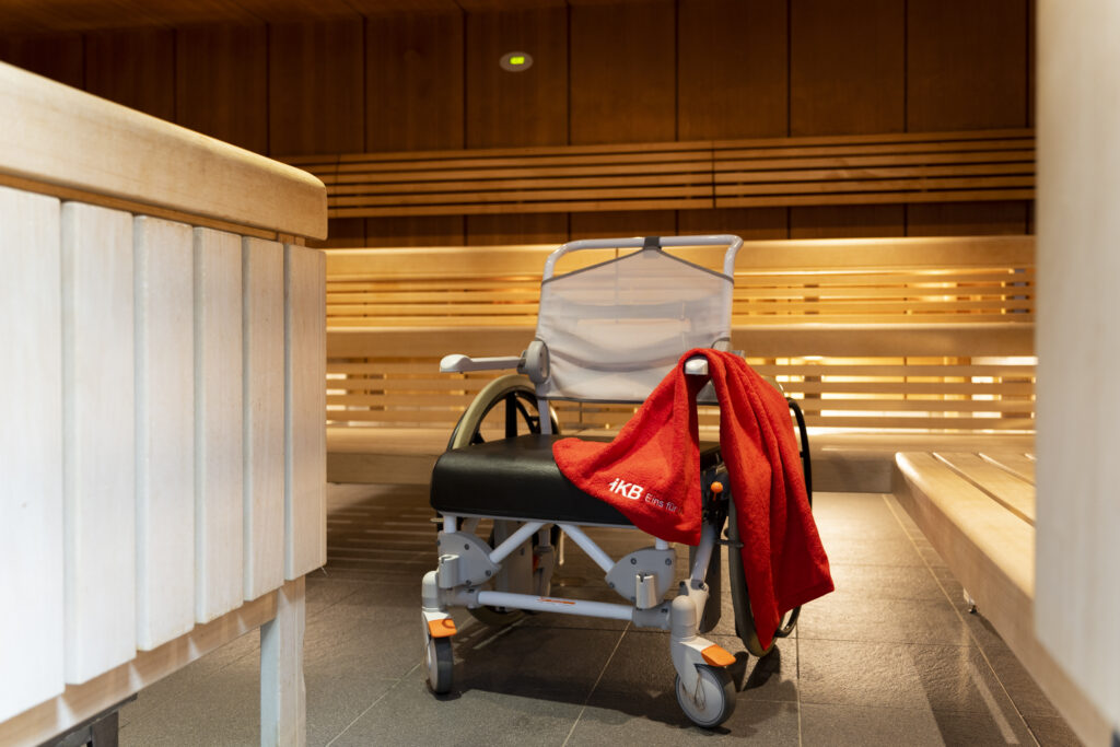 In der Sauna ist Platz für den IKB-Rollstuhl.