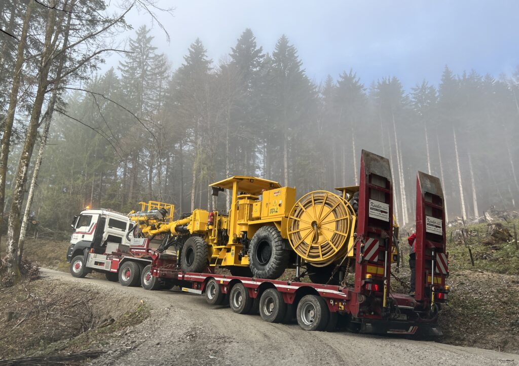 Der Bohrwagen, die größte Maschine auf der Baustelle, wurde im April über den Forstweg angeliefert.