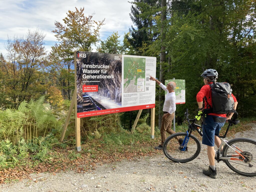 Mit den Infotafeln entlang der Wander- und Mountainbikewege werden Sportler:innen und Erholungssuchende rechtzeitig über Wegsperren informiert.