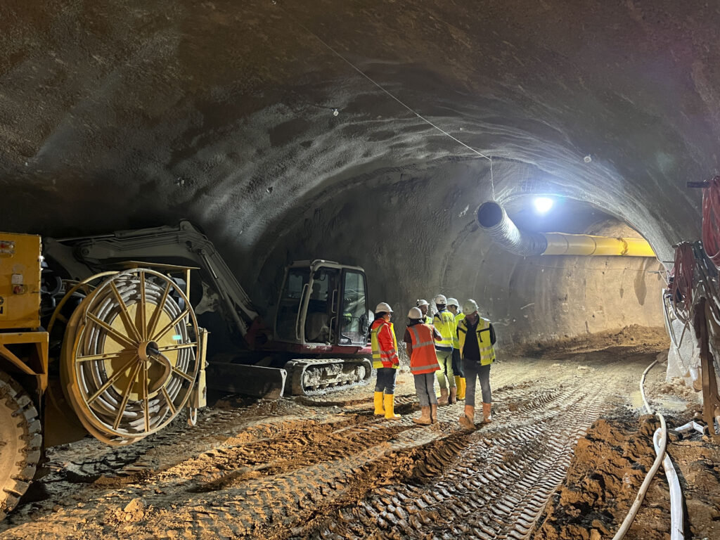 Bei einer Jause im Juni versorgte die Tunnelpatin nicht nur die Mineure mit einer kulinarischen Stärkung, sondern besichtigte auch den Stollen.