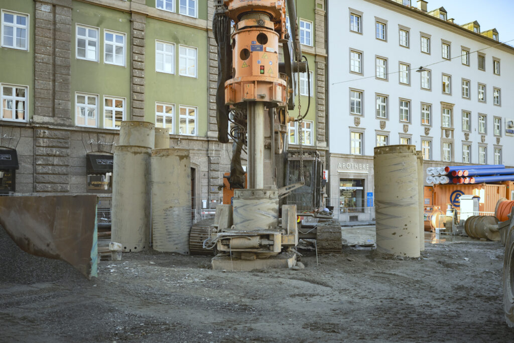 Grundwasserbohrung: Die Maschine zieht die Bohrkerne aus dem Untergrund und bahnt sich so den 30 Meter tiefen Weg zum Grundwasser.