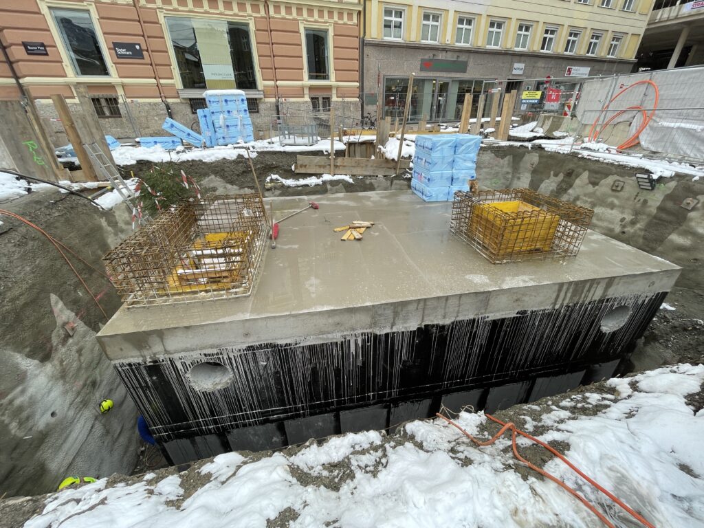 Errichtung der Brunnenstube: In der Brunnenstube werden zukünftig jene Geräte stehen, die das Grundwasser zutage fördern, und jene, die alle Abläufe kontrollieren.