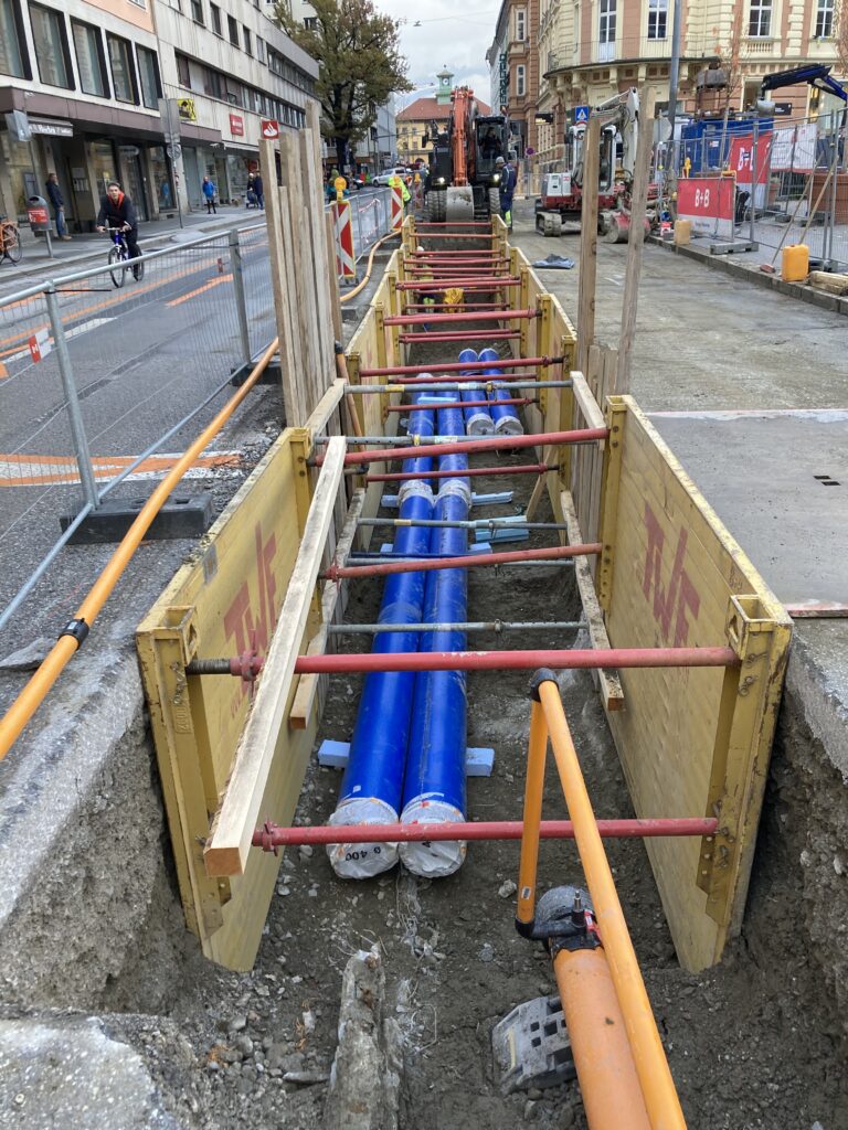 Leitungsbau: In der Brixner Straße und am Bozner Platz wurden die ersten Leitungen verlegt..