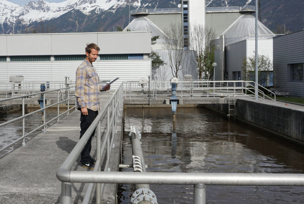 Auf der Kläranlage achtet Daniel Hohenwarter darauf, dass die Nachhaltigkeitsprozesse im Fluss bleiben.