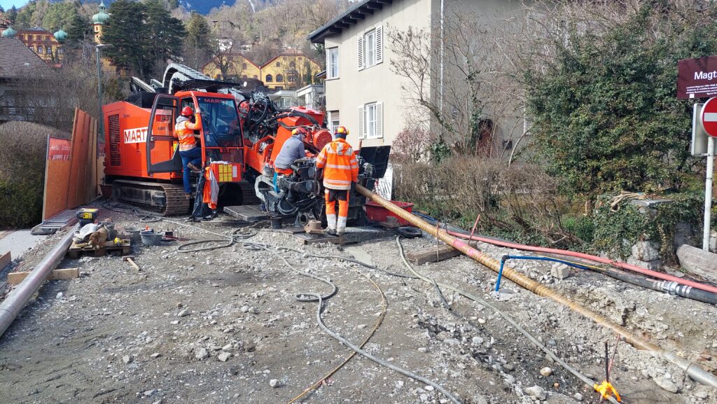 Für die Bohrung kam eine riesige Bohrmaschine zum Einsatz, die vom Ufer aus gesteuert wurde.